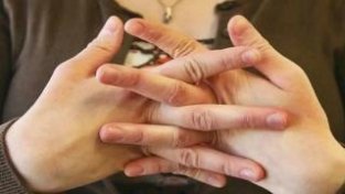 长期掰手指会损伤关节？美医学博士为此做了50年的实验