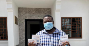 援非日记丨中国医疗队无偿捐赠抗疫物资，帮助当地新冠患者快速康复