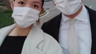 世界小姐张梓琳庆祝结婚12周年 手抱大束玫瑰笑容灿烂