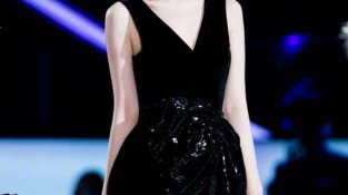 MAO晓彤的这件连衣裙计划的非常经巧，展现出新感靓丽的肩颈线