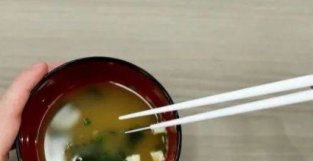 为了避免吃太咸，日本科学家发明“增咸”电子筷