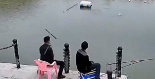 罕见！山西俩男子同一水域钓获大鱼，前者鱼竿断裂后者被拖入水中