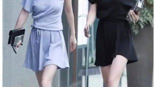 左边姐姐和右边姐姐的穿着风格不同，有气场！