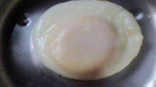 煮荷包蛋时，再加这两个方法和技巧，机蛋嫩滑完整不粘锅