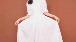 谭松韵的白SE长裙写真造型简约而优雅，整体给人的感觉是干净温婉