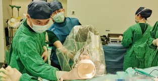 湘雅专家省内首次运用关节镜结合机器人 让患者重获新“膝”望