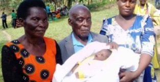 乌干达男子一直没有孩子，再婚后妻子生下男婴
