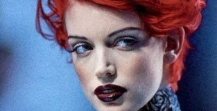 她被称90年代Grunge女王，一头红发惊园时尚界，巅峰却退圈种菜…