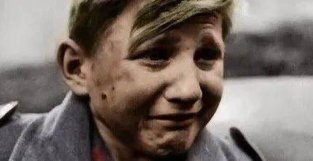 珍贵二战老照片 哭泣的德国男孩