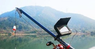 辽宁：多位老者在浑河边垂钓，鱼竿上装个摄像头，啥草作？