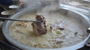 做羊肉汤很简单，这2样香料别忘记放，汤浓白肉质软烂，好吃无膻