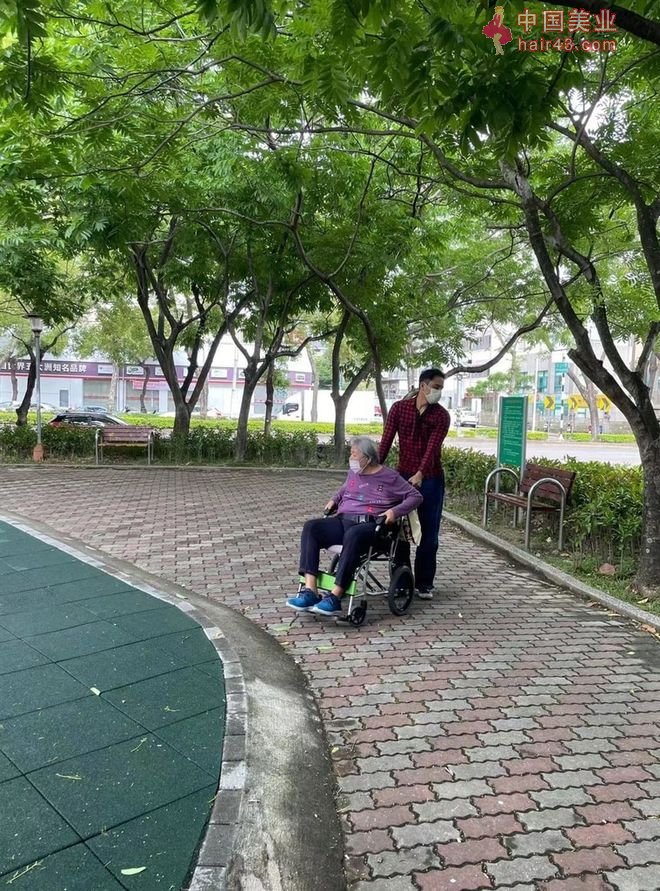 明道TUO身张庭传销公司后，留台照顾年迈母亲，2岁儿子抢推轮椅