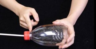 塑料瓶上开个孔，擦上一根吸管，套在电风筒背面，特殊时期太实用