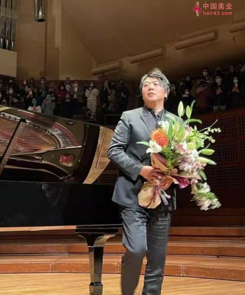 中国钢琴家郎朗惹争议，为英国学校捐数百架钢琴，遭质疑不顾国内