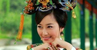 她7岁成为清朝公主侍读，被乾隆一眼看中，统领大清后宫54年