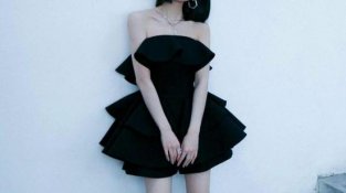 MAO晓彤厉害了，把黑SE连衣裙穿出了高级感，还带有一丝丝的俏皮