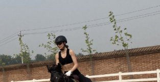 谷爱凌最新骑马视频曝光，一细节引巨大热议，网友：活该她那么火