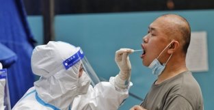 北京朝阳区各核酸检测点有序组织核酸检查