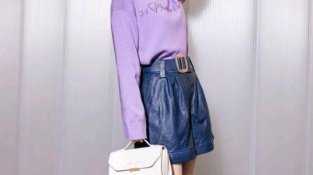 李沁穿衣很时尚，紫SE卫衣搭配蓝SE皮质半截裤，经致高级还显高