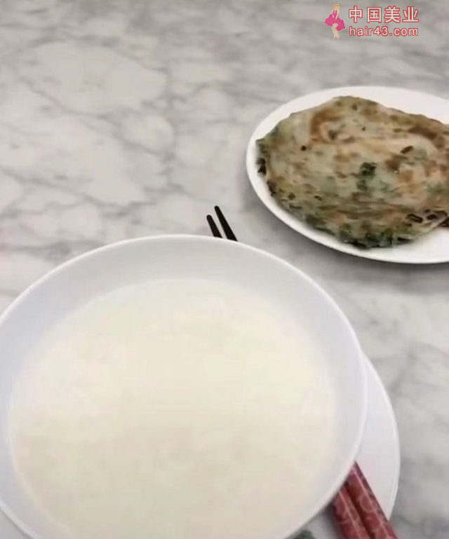 雪姨王琳上海隔离19天，晒午饭仅吃面饼喝白粥，声音憔悴模样消瘦