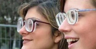 近视不让孩子戴眼镜！这样会拖延成高度近视的！看看1500度镜片有多厚！