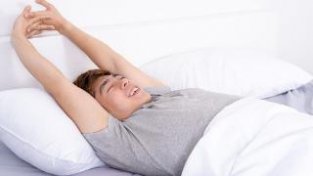 最新研究发现：早睡晚睡都不行，这个时间睡觉，远离心血管病