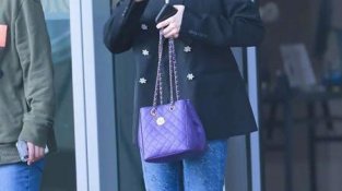 宋茜手拎紫SE包包出镜，西装外套混搭牛仔裤，没想到也这么好看
