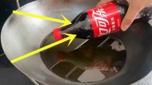 可乐炸可乐倒进油锅中，出锅瞬间变成一道美食，让孩子远离外面