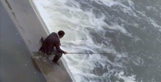 湖南一男子火了，直接坐在拦河坝上垂钓，网友：疯狂的钓鱼人