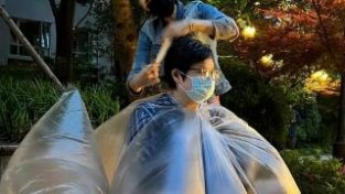 马伊琍在上海隔离，小区内穿粉SE睡裤帮人剪头发，引发路人围观