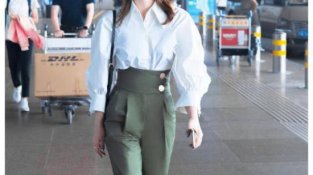 戚薇的另一件机场服装配SE看起来并不复杂，上身是白SE的翻领衬衫