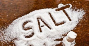 1岁内宝宝吃盐会影响健康，除了盐还有3种高钠食物，家长也别忽视