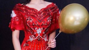 刘涛一身大红连衣裙尽显身材的凹凸感，刺绣以及装饰品点缀低调奢