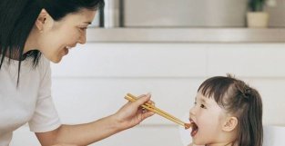 2岁左右宝宝的三餐，该如何搭配才能给宝宝最科学的营养？