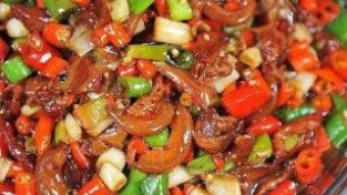 湖南很多地方的辣椒炒肉并不辣，而是用的本地农家普通辣椒炒肉