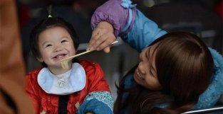 中国式喂饭摧毁孩子的脾胃，培养4个小习惯，让宝宝乖乖吃饭