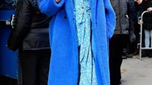 布莱克·莱弗利为了显瘦真拚，穿波点裙配MAO绒大衣，这也太美了吧
