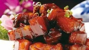 红烧肉是一道传统美食，做好了绵软易化，油而不勺腻，很适合中老