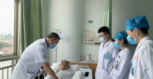老人跨越大半个中国来深就医，只为做一个手术