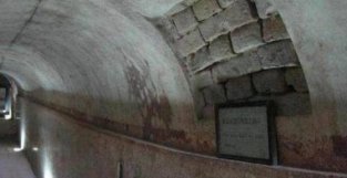 南京高校发现明朝古墓，专家打开墓门吓了一跳，棺材竟悬浮空中