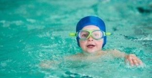 孩子几岁学游泳合适？儿科学会建议：不到这个年龄别学
