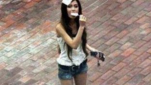 杨颖十年前的照片被扒出，网友：头上是一坨卫生纸吗？