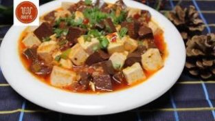 豆腐配鸭血红白两种做法，营养丰富，配米饭很不错