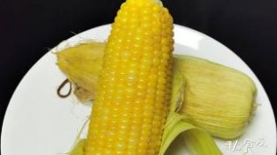 新鲜玉米怎么做才鲜甜软糯，2个小技巧，你都学会了吗？