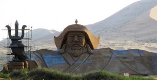 成吉思汗去世后，500名亲卫世代为其守陵，现已过800年仍在坚守