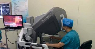 微创手术“经益求经” 哈医大一院肝脏微创外科完成百例达芬奇机器人手术