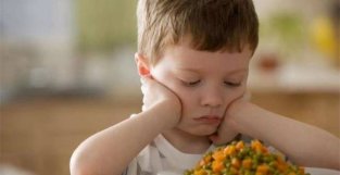 来自父母的苦恼：孩子为何不愿自己吃饭？多半是这3个原因