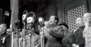 开国大典上，MAO爷爷的身后站着一个头戴黑帽的年轻人，他是谁？