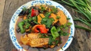 婆婆家大铁锅炖鱼，咸鲜味美，超级下饭的呢