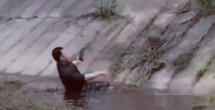 湖北一男子钓鱼走近道，脚下一滑掉进了水中，第一件事却是拍视频